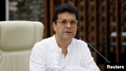 El Comisionado de Paz de Colombia, Danilo Rueda, lee una declaración durante una conferencia de prensa en La Habana, Cuba, el 12 de agosto de 2022.