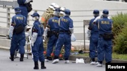 Policija i vatrogasci istražuju mesto na kojem se čovek u znak protesta zapalio, u Tokiju, 21. septrembra 2022.