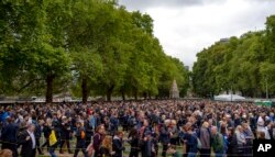 Watu wakingojea kutoa heshim zao za mwisho kwa Malkia Elizabeth II, nje ya Ukumbi wa Westminster, London.