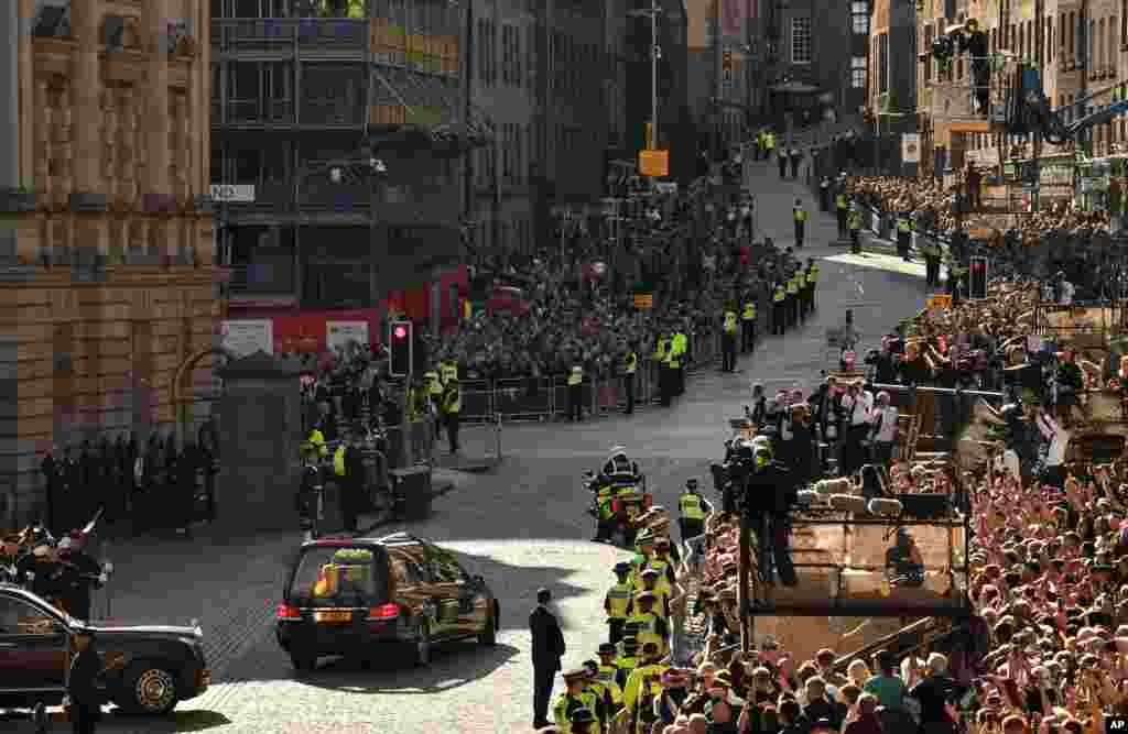 The hearse carrying the coffin of Queen Elizabeth II leaves St. Giles&#39; Cathedral, in Edinburgh, Sept. 13, 2022