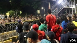 Massa aksi penolakan kenaikan harga BBM bertahan di kawasan Patung Kuda, Jakarta hingga pukul 7 malam atau melewati batas pukul 6 sore. (Indra Yoga/VOA)