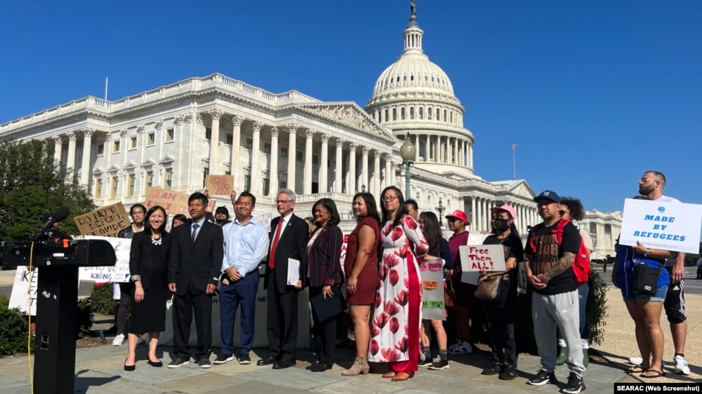 Justin Nguyen (thứ 3 từ trái) và Dân biểu Alan Lowenthal (giữa) cùng các dân biểu và đại diện các tổ chức Đông Nam Á ở Mỹ tại buổi tập hợp trước tòa nhà Quốc hội Mỹ để giới thiệu Đạo luật Cứu trợ Trục xuất Đông Nam Á hôm 20/9 tại Washington, DC.
