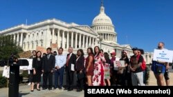 Justin Nguyen (thứ 3 từ trái) và Dân biểu Alan Lowenthal (giữa) cùng các dân biểu và đại diện các tổ chức Đông Nam Á ở Mỹ tại buổi tập hợp trước tòa nhà Quốc hội Mỹ để giới thiệu Đạo luật Cứu trợ Trục xuất Đông Nam Á hôm 20/9 tại Washington, DC.