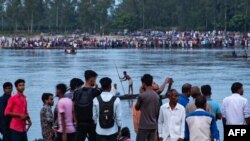 বোদা শহরের কাছে নৌকা ডুবির পর করতোয়া নদীর তীরে লোকজনের ভিড়।২৫ সেপ্টেম্বর ২০২২। (ছবি- ফিরোজ আল সাবাহ/এএফপি)