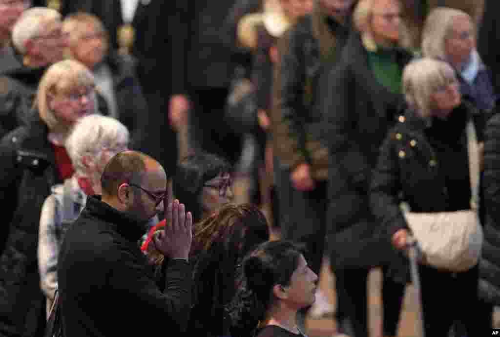 Members of the public pay their respects as they pass the coffin of Queen Elizabeth inside Westminster Hall, Sept. 18, 2022.