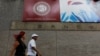 La gente camina frente al Banco Central de Venezuela en Caracas, Venezuela, el 31 de enero de 2018. REUTERS/Marco Bello