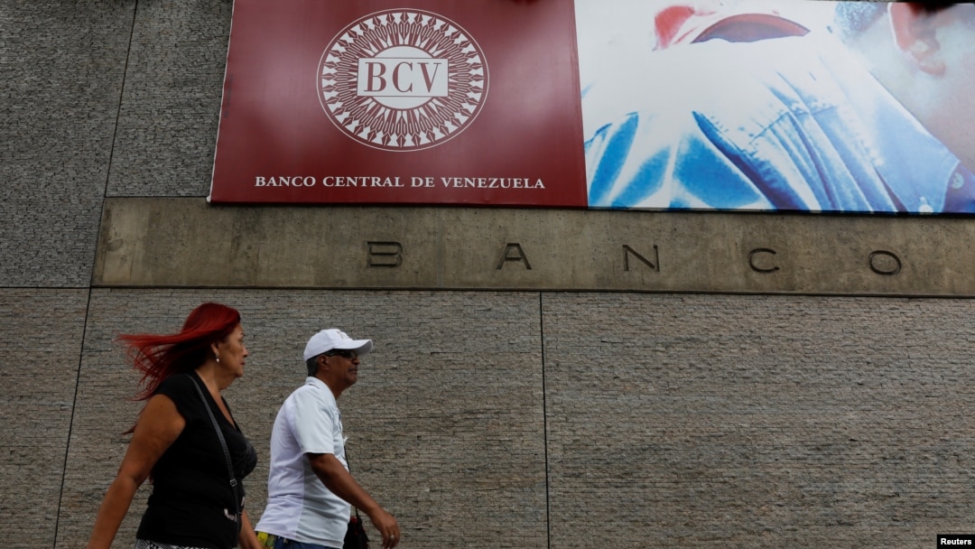 ARCHIVO - La gente camina fuera del Banco Central de Venezuela en Caracas, Venezuela, 31 de enero de 2018. REUTERS/Marco Bello