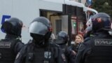 莫斯科警察围住了一名抗议人士（2022年9月24日）。