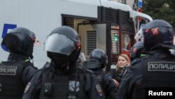 莫斯科警察围住了一名抗议人士（2022年9月24日）。