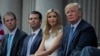 Dari kiri ke kanan: Eric Trump, Donald Trump Jr., Ivanka Trump dan mantan Presiden Donald Trump (foto: dok). 