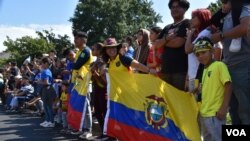 Venezolanos e inmigrantes de otros países latinoamericanos portaron banderas para mostrar su orgullo y sus raíces durante el desfile para celebrar la herencia hispana en Estados Unidos.  (Foto VOA / Tomás Guevara)