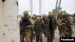 볼로디미르 젤렌스키(왼쪽 두번째) 우크라이나 대통령이 지난해 9월 러시아군이 퇴각한 이지움 일대를 둘러보고 있다. (자료사진)