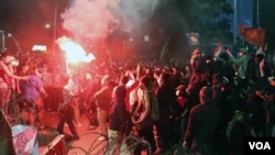 Peserta aksi menyalakan flare dalam demo menolak kenaikan harga BBM di Kawasan Patung Kuda, Jakarta Selasa (13/9) sore. (Indra Yoga/VOA)