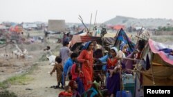 Perempuan dan anak-anak, yang menjadi pengungsi, berlindung di sebuah kamp, ​​menyusul hujan dan banjir selama musim hujan di Sehwan, Pakistan 14 September 2022. (REUTERS/Akhtar Soomro)