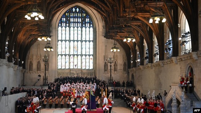 Los guardaespaldas del rey del Honorable Cuerpo de Caballeros en Armas, los socorristas, los Blues and Royals y Yeomen of the Guard, montan guardia alrededor del ataúd de la reina Isabel II, dentro de Westminster Hall, en el Palacio de Westminster, en Londres el 14 de septiembre de 2022.