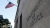 ARHIVA - Natpis na zgradi Sekretarijata za pravosuđe u Vašingtonu