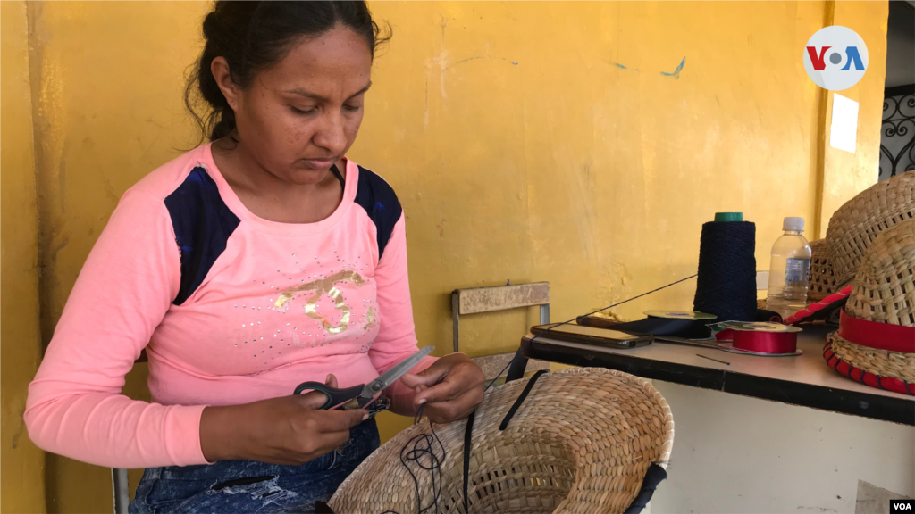 Artesana del pueblo cumanagoto elaborando un sombrero.