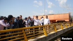 El ministro de Transporte de Colombia, Guillermo Reyes González, saluda durante un recorrido por el Puente Internacional Tienditas en la frontera entre Colombia y Venezuela después de una reunión de empresarios de Colombia y Venezuela, en el marco del 'Acuerdo de Fronteras' en Cúcuta, Colombia 18 de agosto de 2022 REUTERS/Carlos Eduardo Ramírez