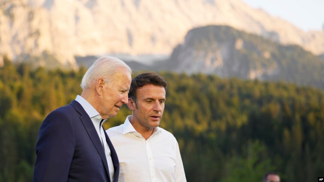 Prezida w'Ubufaransa,Emmanuel Macron, avugana na Prezida wa Amerika Joe Biden mu nama ya G7 mu Budagi, mu kwezi kwa gatandatu, itariki 26, 2022