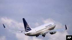 ARCHIVO - Jet de Copa Airlines Boeing 737-700 en vuelo.