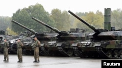 资料照片：在德国明斯特的一次活动期间亮相的德国联邦国防军的陆军军人和豹2坦克。(2015年1月23日)