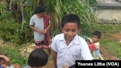 Josua Tendi (11), pelajar kelas 6 Sekolah Dasar Tana Rara. (Foto: VOA/Yoanes Litha)