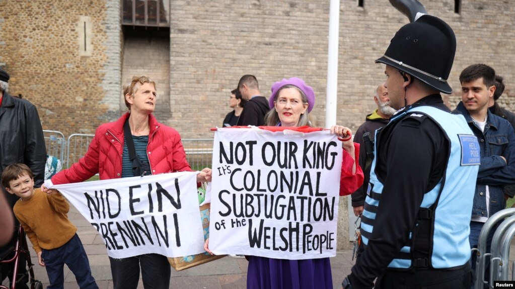 2022年9月11日英国威尔士卡迪夫城堡: 人们抗议查尔斯三世兰登基(photo:VOA)
