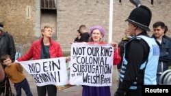 2022年9月11日英国威尔士卡迪夫城堡: 人们抗议查尔斯三世兰登基