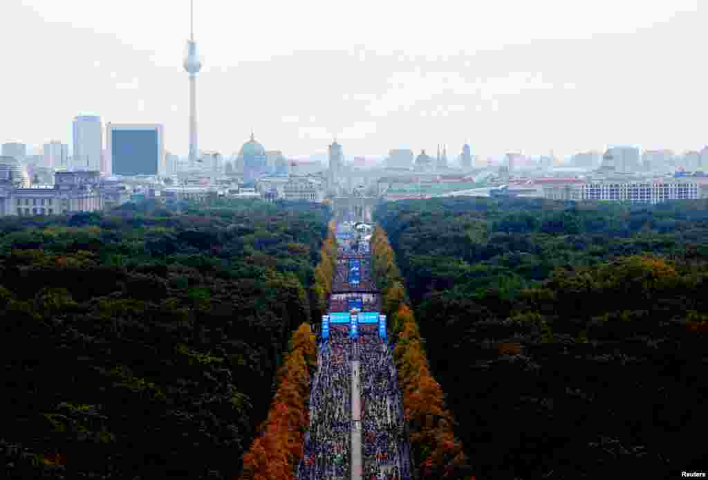 General view of the start of the Berlin marathon in Berlin, Germany.
