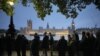 Miles hacen fila en Londres para despedirse de Isabel II
