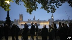 Gente haciendo fila para presentar sus respetos a la fallecida reina Isabel II en el Salón de Westminster en Londres, el jueves 15 de septiembre de 2022. (AP Foto/Markus Schreiber)