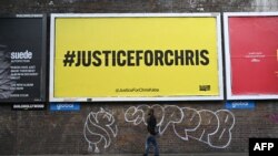 Une affiche appelant à la justice pour Chris Kaba, un chanteur de rap abattu par un policier à Streatham Hill le 5 septembre, est photographiée à Brixton, dans le sud de Londres, en Grande Bretagne, le 16 septembre 2022. (Photo par Oli SCARFF / AFP)