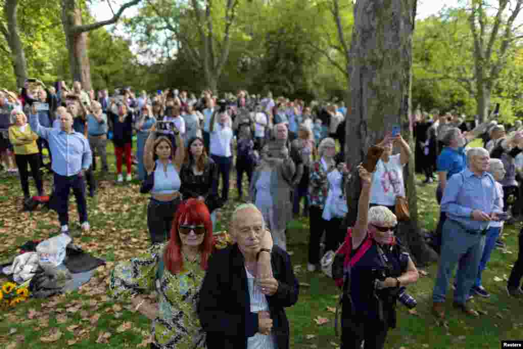 Una multitud espera el día en que el ataúd de la reina Isabel de Reino Unido es transportado desde el Palacio de Buckingham al Parlamento en Londres, el 14 de septiembre de 2022.&nbsp;