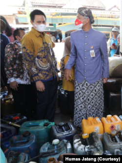 Ganjar Pranowo (kanan) berjanji membantu memperbaiki pasokan solar untuk nelayan di wilayahnya. (Foto: Humas Jateng)