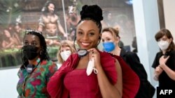 L'écrivaine nigériane Chimamanda Ngozi Adichie sourit en visitant l'exposition après la cérémonie d'ouverture du Musée ethnologique et du Musée d'art asiatique, qui fait partie des musées d'État de Berlin.