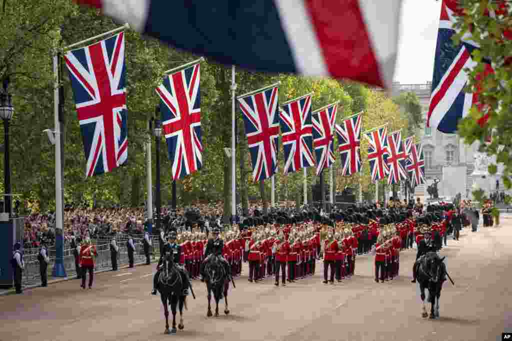 The military procession as the coffin of Queen Elizabeth II, draped in the Royal Standard, is carried on a horse-drawn gun carriage of the King&#39;s Troop Royal Horse Artillery, during the procession from Buckingham Palace to Westminster Hall, London, Sept. 14, 2022.