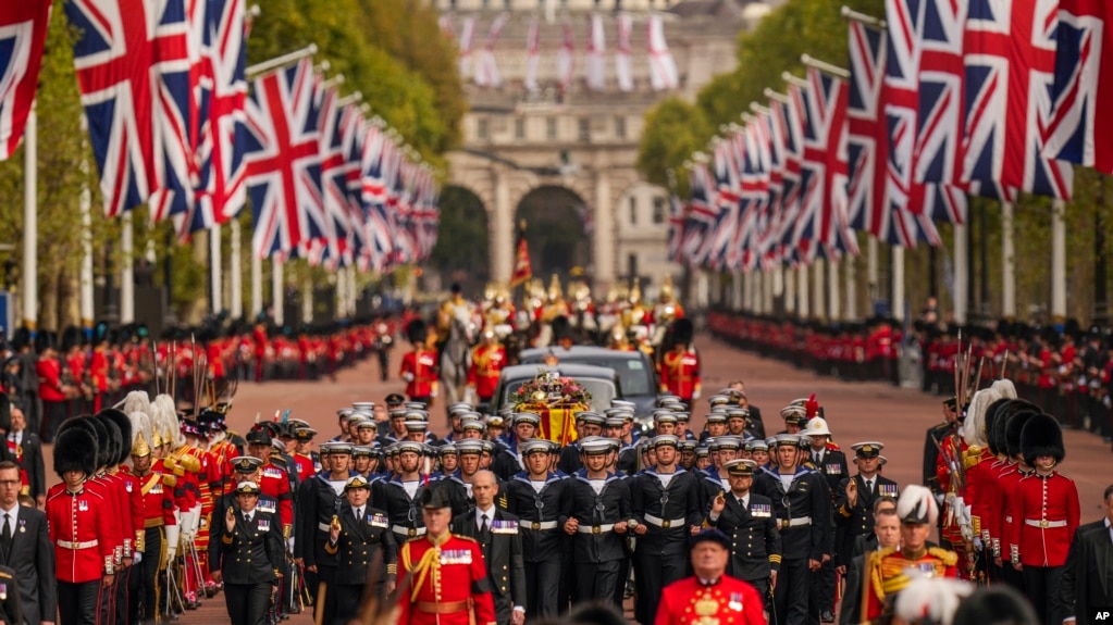 Linh cữu Nữ hoàng Elizabeth II được đưa qua Cung điện Buckingham sau lễ tang của bà tại Tu viện Westminster ở trung tâm London, vào ngày 19/9/2022.