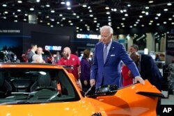 Prezidan Joe Biden monte nan yon Corvette pandan yon vizit nan Konferans Oto Detroit la Mekredi 14 Sept. 2022 nan eta Michigan.