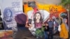 فلسطینی مغربی کنارے کےشہر جینین میں اس مقام پر جہاں فلسطینی نژاد امریکی صحافی شیرین ابو اْقلح کو 18 مئی کو گولی مار کر ہلاک کیا گیا تھا۔ اےپی فوٹو