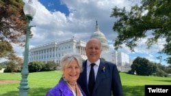 Los legisladores británicos Helena Kennedy, laborista, y Iain Duncan Smith, conservador, fundadores de la IPAC, durante la segunda cumbre del grupo en Washington en septiembre de 2022.