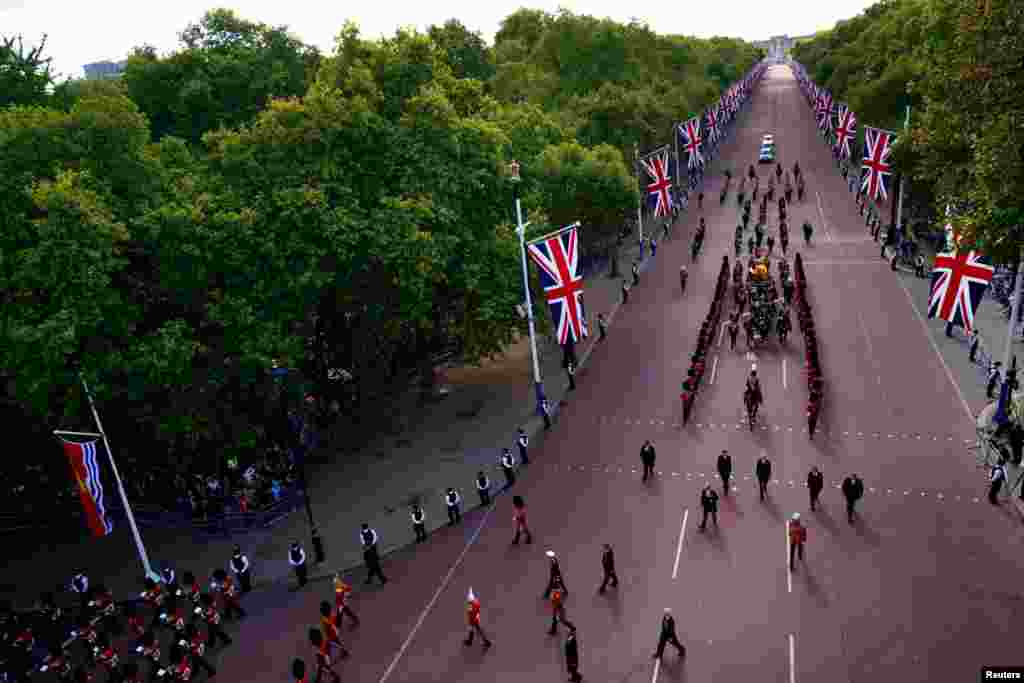 El ataúd de la reina Isabel II, envuelto en el estandarte real con la corona del estado imperial colocada en la parte superior, es transportada en un armón tirado por equinos de la artillería real a caballo de la tropa del rey, durante la procesión ceremonial desde el Palacio de Buckingham hasta Westminster Hall, Londres, donde reposará antes de su funeral el lunes.&nbsp;