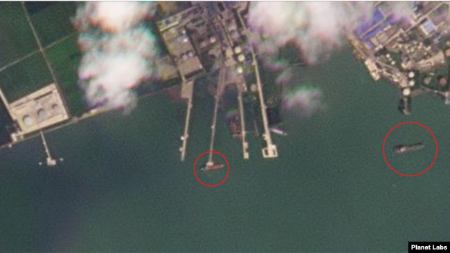 북한 남포 유류 항구 일대를 촬영한 26일 자 위성사진. 유조선 2척(원 안)이 각각 유류 부두와 해상 하역시설에 정박해 있다. 자료=Planet Labs
