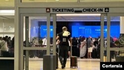 Un pasajero venezolano aguarda en el aeropuerto de Orlando, EEUU, el 4 de septiembre 2022 por su primer vuelo hacia Ciudad de Panamá para hacer luego conexión aérea a Maracaibo, ciudad del occidente de su país. [Foto: Cortesía]