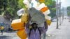 Seorang pria membawa wadah untuk diisi dengan air di tengah kekurangan air di wilayah Karibia, di Port-au-Prince, Haiti. 17 September 2022. (Foto: Reuters)