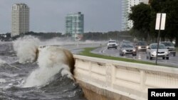 Шторм "Эльза" привел к опасному повышению уровня моря в Тампе, Флорида, 7 июля 2021 года