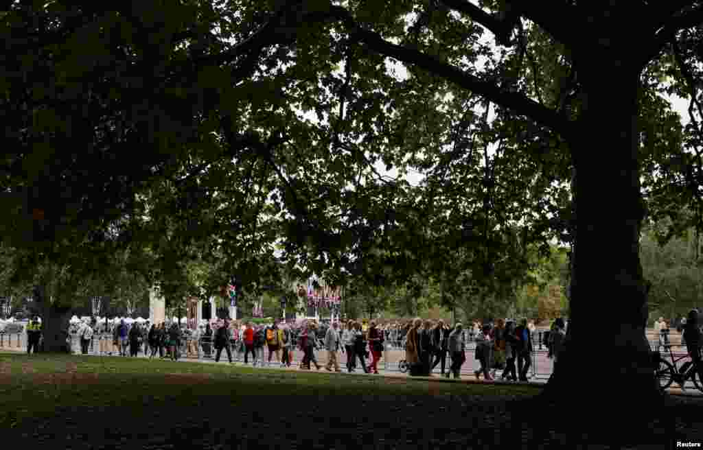 La gente camina para reunirse, cerca del Palacio de Buckingham, tras la muerte de la reina Isabel II, en Londres, el 13 de septiembre de 2022.