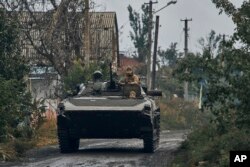 Ukrajinsko vojno vozilo kreće se putem po oslobođenoj teritoriji u regionu HArkova, Ukraina, 12. septembra 2022.