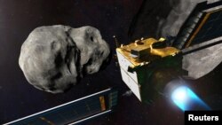 NASA-ina letjelica za dvostruko preusmjeravanje asteroida (DART) prije udara u asteroid Didymos prikazana je u ovoj nedatiranoj ilustraciji. (NASA/Johns Hopkins/Handout via Reuters) 