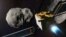 NASA-ina letjelica za dvostruko preusmjeravanje asteroida (DART) prije udara u asteroid Didymos prikazana je u ovoj nedatiranoj ilustraciji. (NASA/Johns Hopkins/Handout via Reuters) 