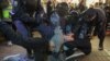 Ruski policajci pritvaraju muškarce tokom nedozvoljenog skupa, nakon što su opozicioni aktivisti pozvali na ulične proteste protiv mobilizacije rezervista koju je naredio predsjednik Vladimir Putin, u Moskvi, Rusija, 21. septembra 2022.